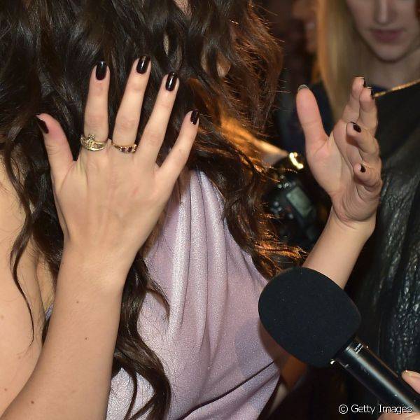 Para evento ralizado no Arizona, no início de 2015, Charli escolheu um esmalte preto para a pontinha dos dedos